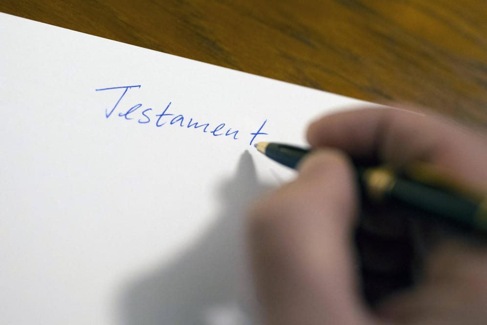 Das Testament: Wer in der Wohnung des Verstorbenen einen Umschlag findet, sollte ihn besser mit Zeugen öffnen.