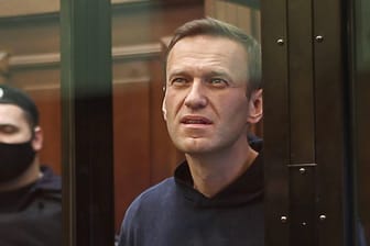 Alexej Nawalny vor Gericht: Der 44-Jährige zeigte vor Gericht recht offen, was er von dem Prozess hält.