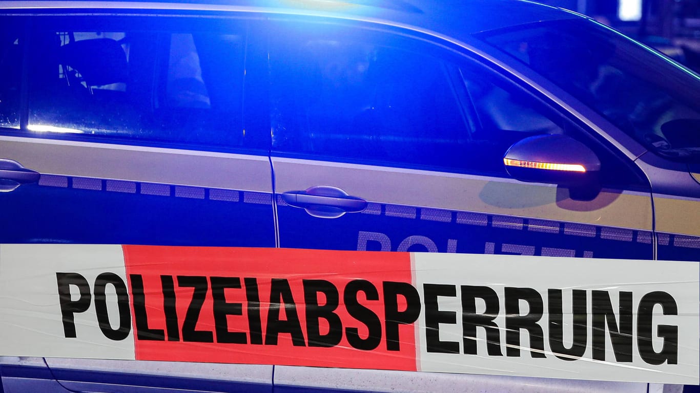 Ein Polizeiauto und ein Absperrband der Polizei (Symbolbild): In Essen hat eine Spaziergängerin einen toten Mann entdeckt.