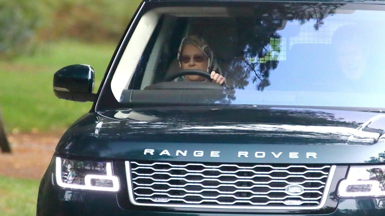 Die Queen hinterm Steuer: Die Monarchin fährt auch gern selbst Auto.