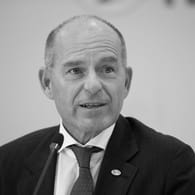 Karl Erivan Haub: Der verschollene Tengelmann-Chef wird seit seinem Skiurlaub vermisst.Matterhorn vermisst Die Rettungskraefte stellen die Su