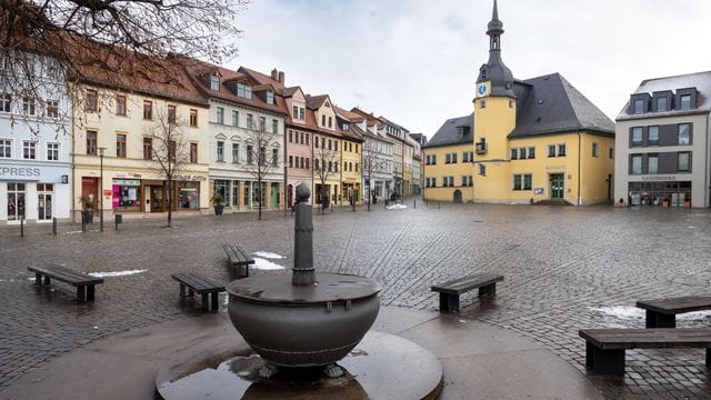 Fast menschenleer zeigt sich der Marktplatz vor dem Rathaus in Apolda.