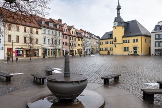 Fast menschenleer zeigt sich der Marktplatz vor dem Rathaus in Apolda.