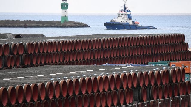 Rohre für den Bau der Erdgaspipeline Nord Stream 2 von Russland nach Deutschland werden im Hafen Mukran auf der Insel Rügen gelagert. Rohre für den Bau der Erdgaspipeline Nord Stream 2 von Russland nach Deutschland werden im Hafen Mukran auf der Insel Rügen gelagert.