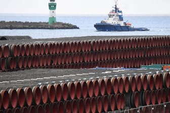 Rohre für den Bau der Erdgaspipeline Nord Stream 2 von Russland nach Deutschland werden im Hafen Mukran auf der Insel Rügen gelagert.