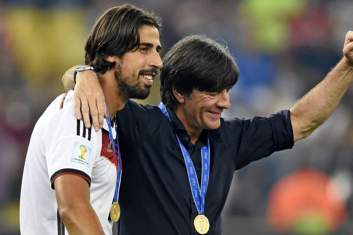 Sami Khedira (l.) und Joachim Löw: Gemeinsam gewannen sie 2014 die WM in Brasilien.