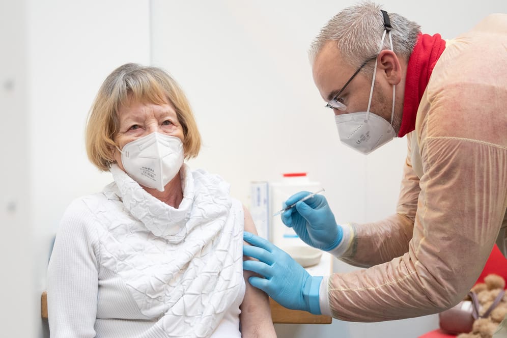 Eine Seniorin wird geimpft: Die Möglichkeiten, sich den Impfstoff auszusuchen, unterscheiden sich zwischen den Bundesländern.