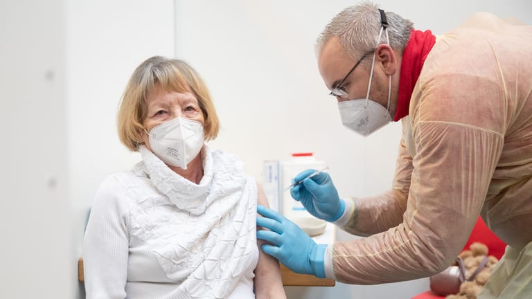 Eine Seniorin wird geimpft: Die Möglichkeiten, sich den Impfstoff auszusuchen, unterscheiden sich zwischen den Bundesländern.