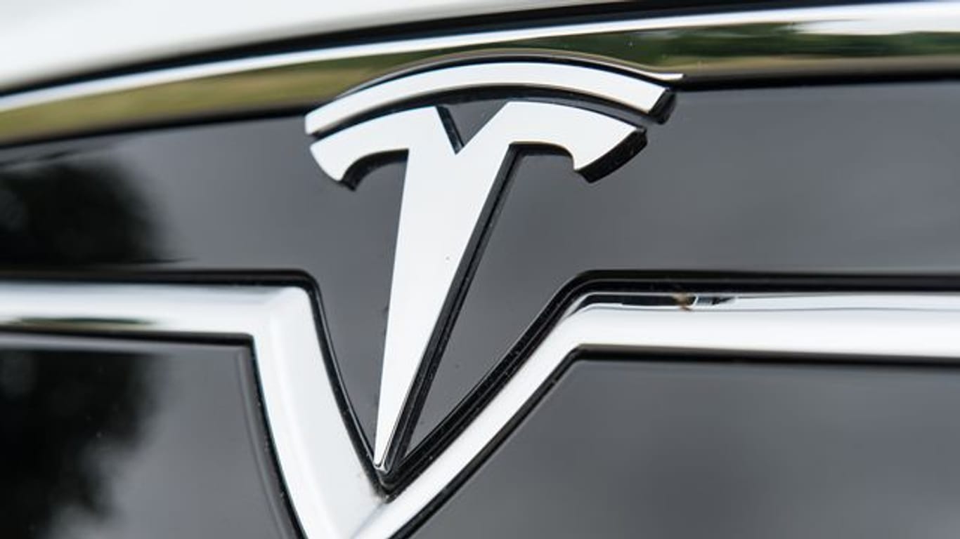 Das Logo des Elektroautobauers Tesla auf einem Model S, das unter anderem von möglichen Bildschirm-Fehlfunktionen betroffen ist.