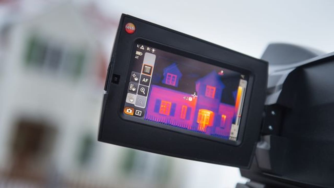 Wärmebildkamera: Thermografieaufnahmen geben Eigentümern Hinweise zum energetischen Zustand ihres Hauses.