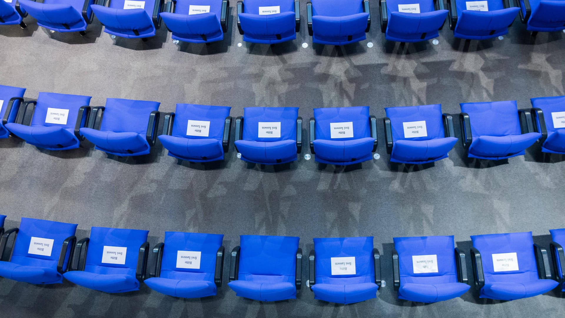 Bundestag im Lockdown: Auch im Plenarsaal gelten neue Regeln, zum Beispiel zum Halten von Abständen.