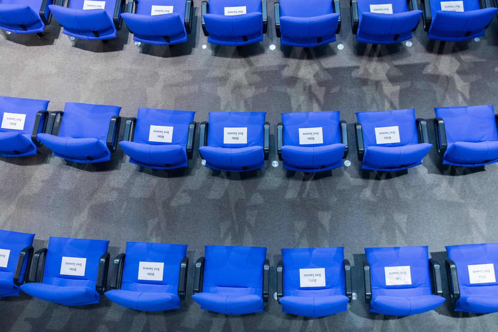 Bundestag im Lockdown: Auch im Plenarsaal gelten neue Regeln, zum Beispiel zum Halten von Abständen.