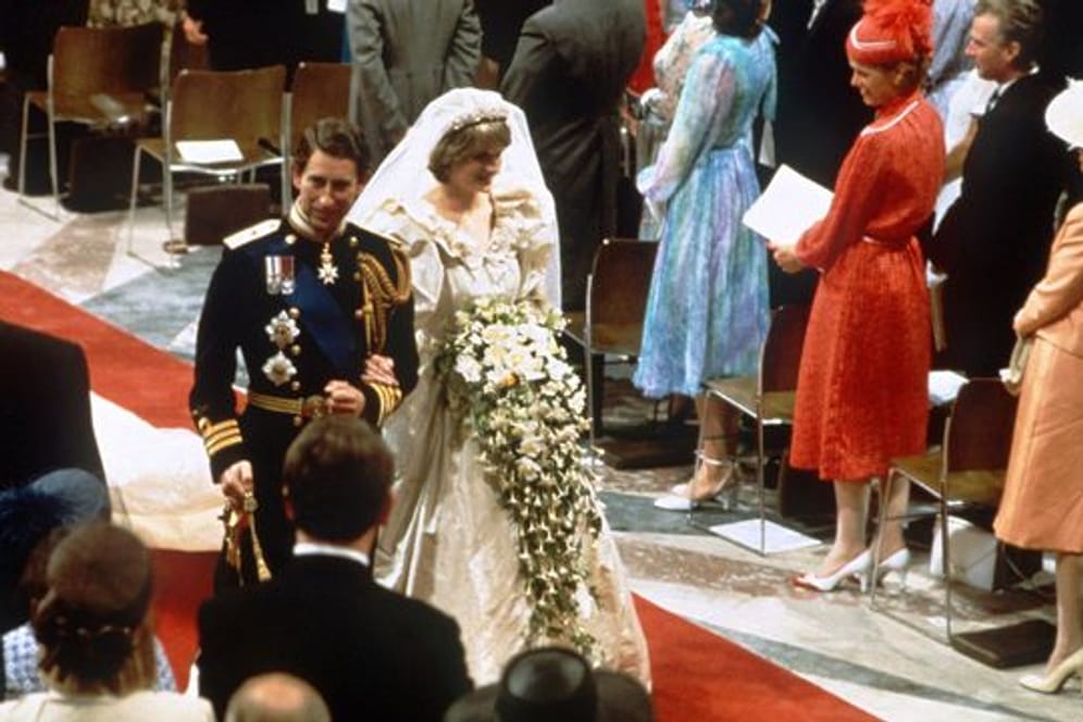 Prinz Charles und Prinzessin Diana verlassen nach der Trauungszeremonie die St.