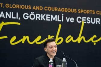 Mesut Özil während seiner Vorstellung als neuer Spieler bei Fenerbahce Istanbul.