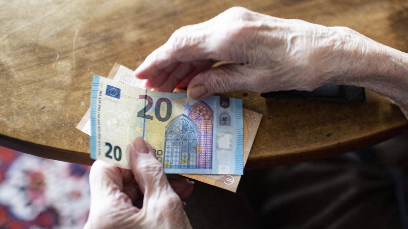 Hände halten Geldscheine (Symbolbild): Die Riester-Rente soll reformiert werden.