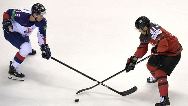 Zwei Eishockey-Cracks kreuzen die Schläger. Zwei Eishockey-Cracks kreuzen die Schläger.