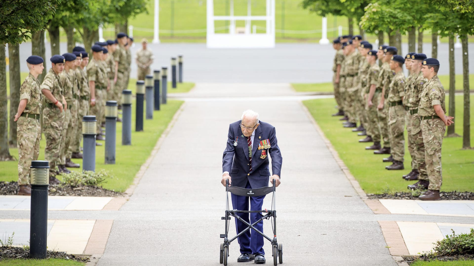 Kapitän Sir Tom Moore läuft als Teil seiner neuen Rolle als Ehrenoberst der nördlichen militärischen Ausbildungseinrichtung eine Ehrengarde ab: "Captain Tom" ist nun gestorben.