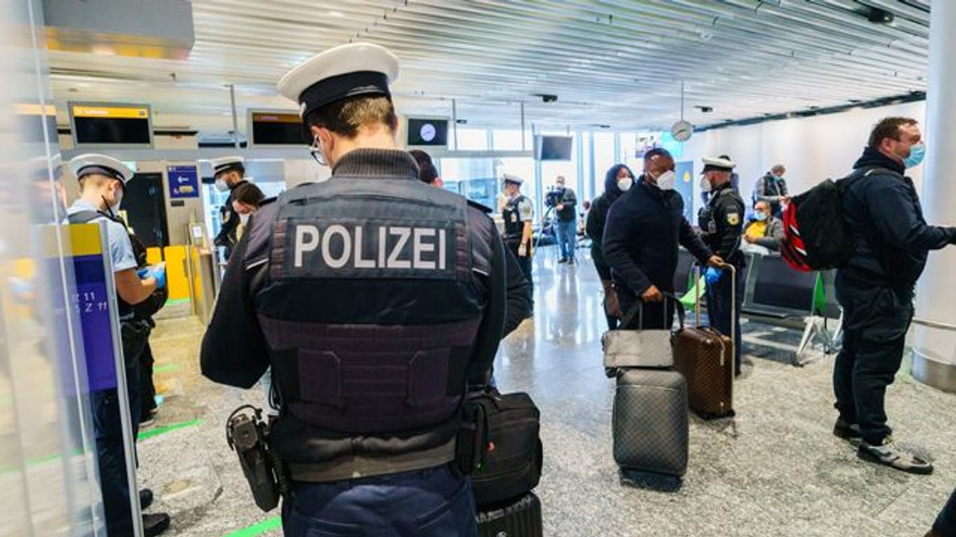 Passagiere werden auf dem Frankfurter Flughafen bei ihrer Einreise nach Deutschland kontrolliert.