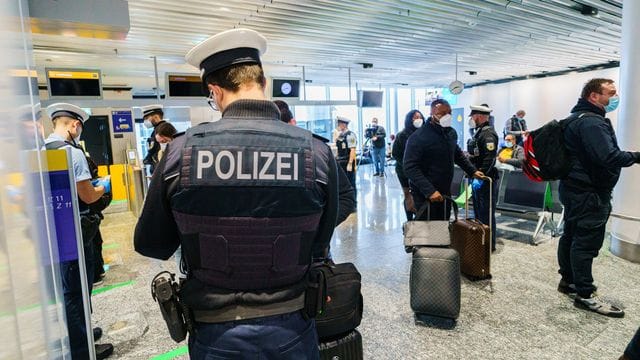 Passagiere werden auf dem Frankfurter Flughafen bei ihrer Einreise nach Deutschland kontrolliert. Passagiere werden auf dem Frankfurter Flughafen bei ihrer Einreise nach Deutschland kontrolliert.