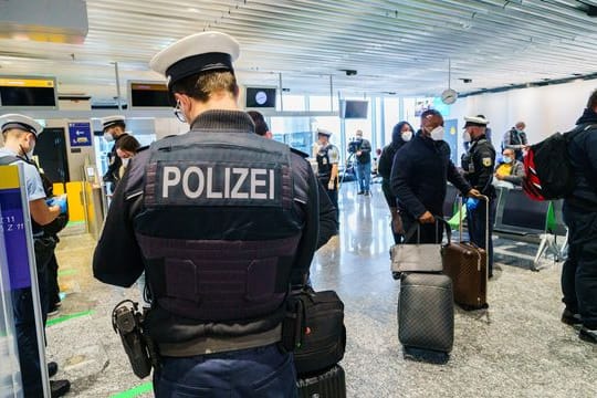 Passagiere werden auf dem Frankfurter Flughafen bei ihrer Einreise nach Deutschland kontrolliert.