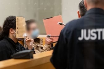 Die Angeklagten mussten sich vor dem Landgericht Hannover wegen heimtückischen Mordes verantworten.