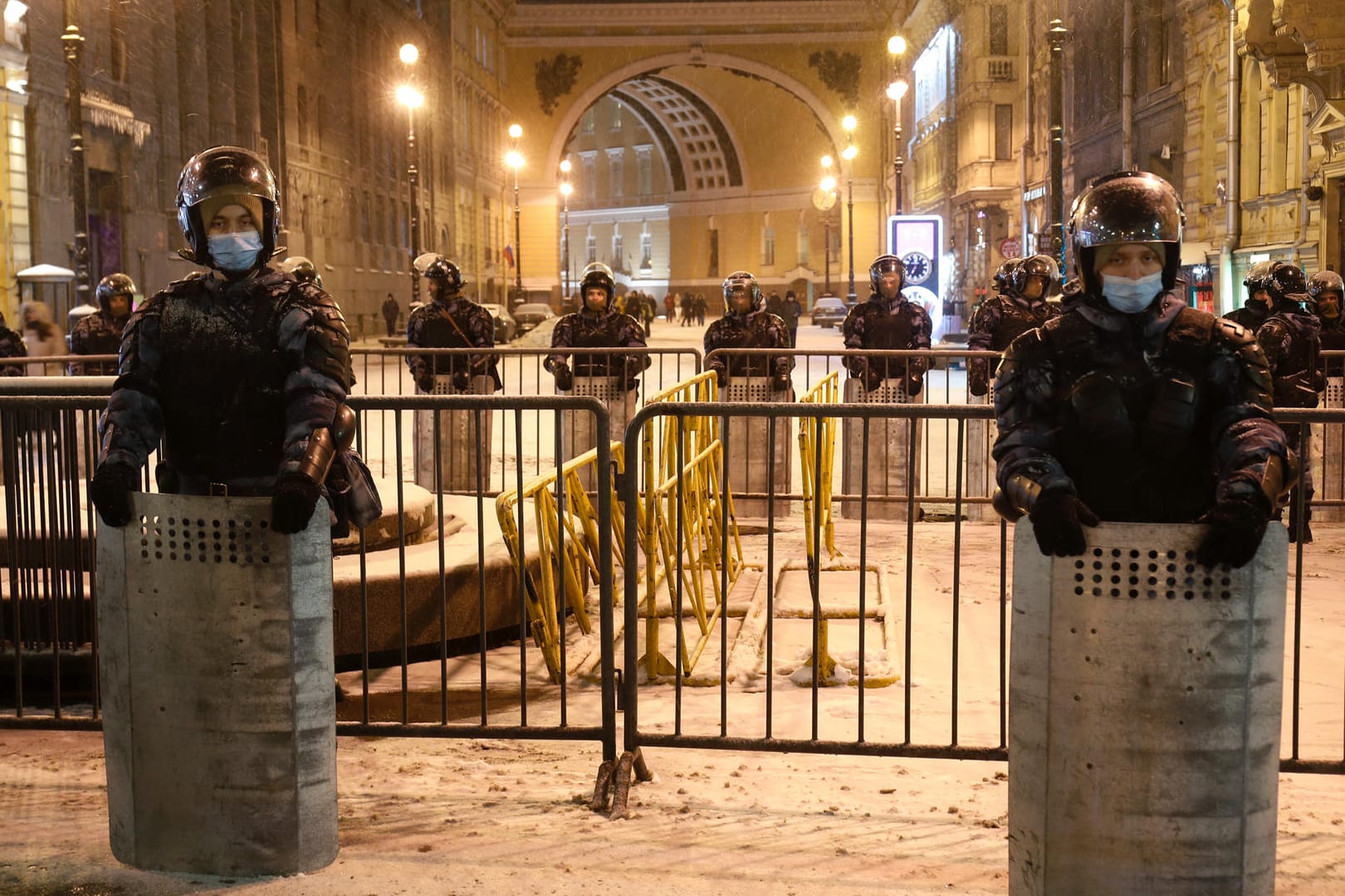 Mitglieder der russischen Nationalgarde stehen an einer zentralen Allee in St. Petersburg: Anhänger von Nawalny haben nach der Urteilsverkündung zu Protesten aufgerufen.
