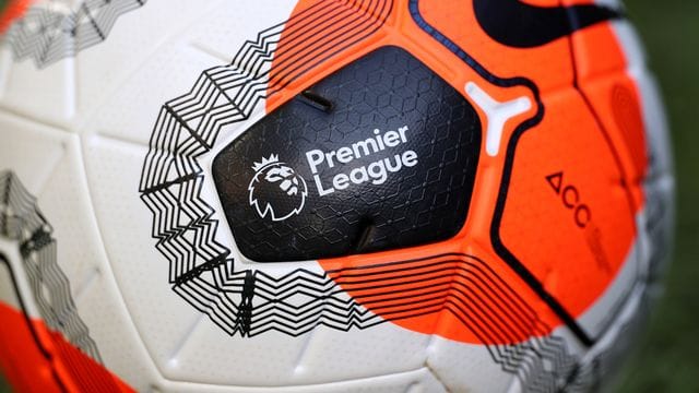 Das Wappen Premier League ist auf einem Spielball zu sehen.