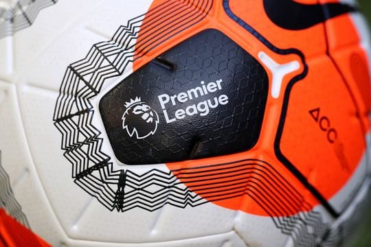 Das Wappen Premier League ist auf einem Spielball zu sehen.