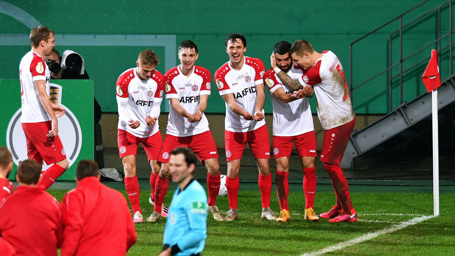 Hocherfreute Sieger: Die Spieler von Rot-Weiss Essen ziehen ins Viertelfinale des DFB-Pokals ein.