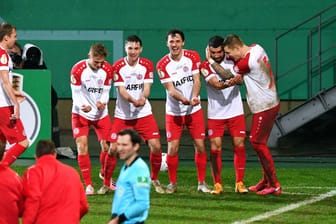 Hocherfreute Sieger: Die Spieler von Rot-Weiss Essen ziehen ins Viertelfinale des DFB-Pokals ein.