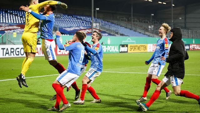 Kiels Torwart Ioannis Gelios (l) und seine Mitspieler feiern ihren Sieg mit 7:6 nach Elfmeterschießen. Kiels Torwart Ioannis Gelios (l) und seine Mitspieler feiern ihren Sieg mit 7:6 nach Elfmeterschießen.