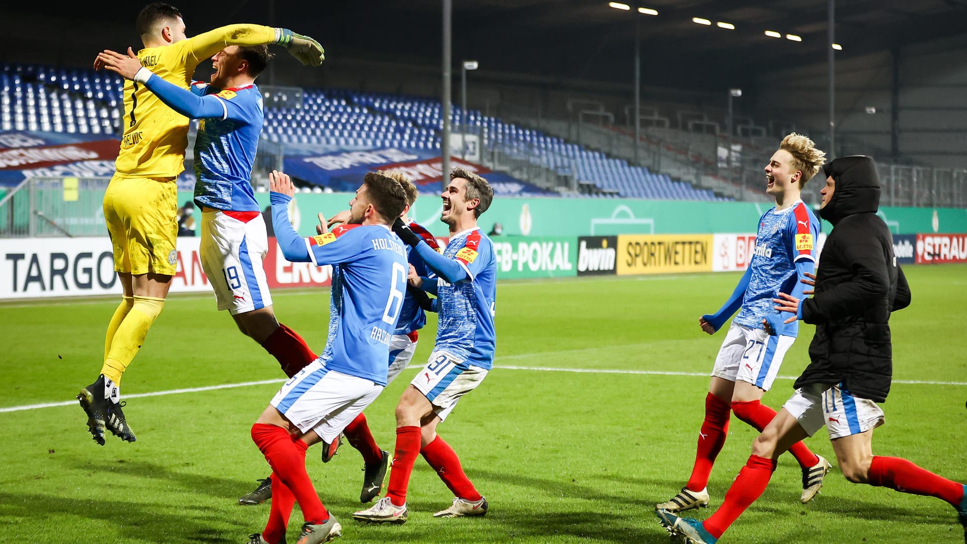 Überbordende Freude: Die Kieler um Torwart Gelios (l.) nach dem Sieg gegen Darmstadt.