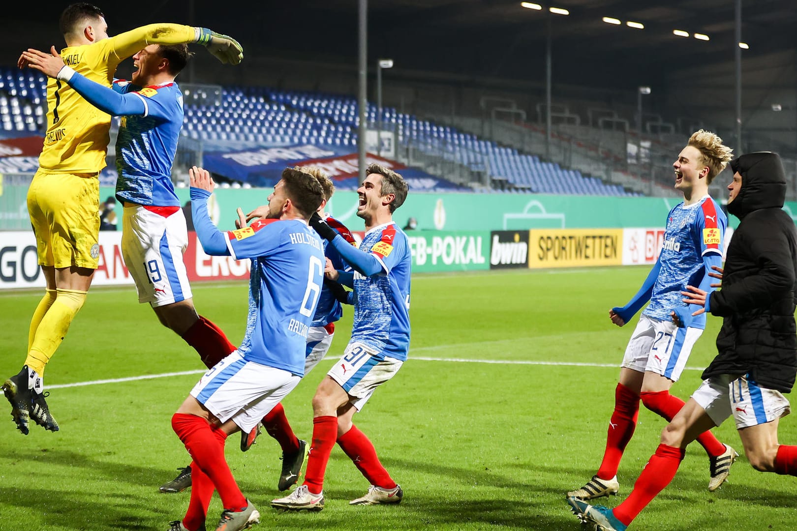 Überbordende Freude: Die Kieler um Torwart Gelios (l.) nach dem Sieg gegen Darmstadt.