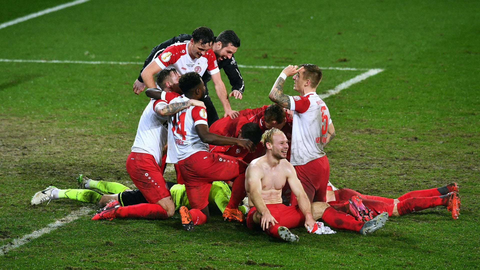 Essener Jubeltraube: Die Spieler des Viertligisten schlugen Leverkusen im DFB-Pokal und stehen nun im Viertelfinale des Wettbewerbs.