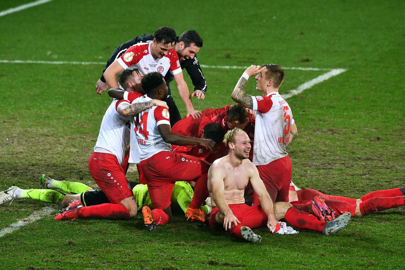 Essener Jubeltraube: Die Spieler des Viertligisten schlugen Leverkusen im DFB-Pokal und stehen nun im Viertelfinale des Wettbewerbs.