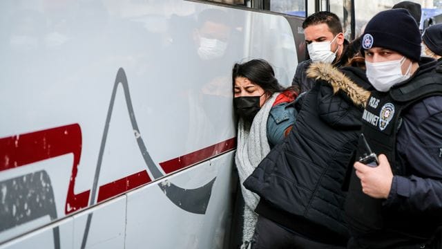 Polizisten nehmen während eines Studentenprotests eine Demonstrantin fest.