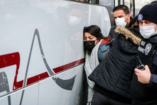 Polizisten nehmen während eines Studentenprotests eine Demonstrantin fest.