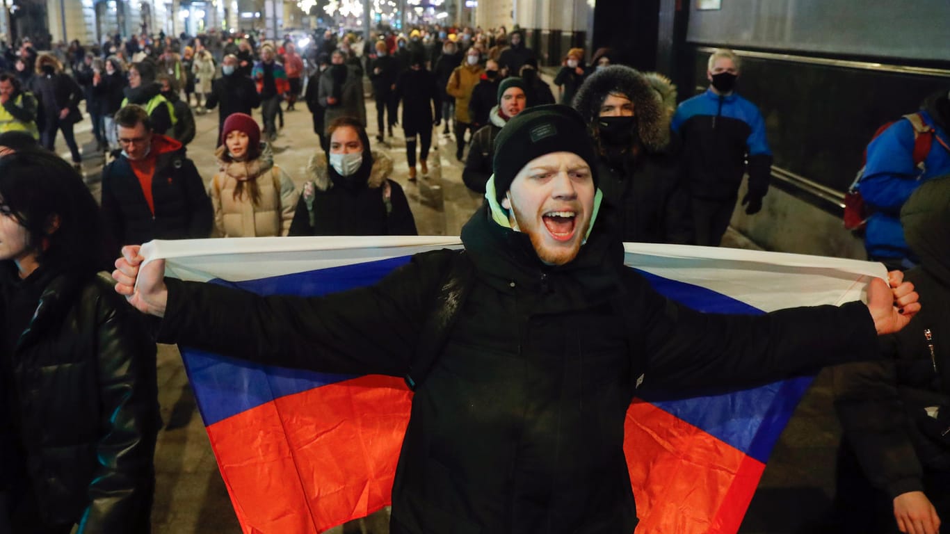 Protest in Moskau: Ein Gericht hat den Oppositionellen Alexej Nawalny zu mehreren Jahren Straflager verurteilt.