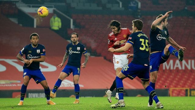 Edinson Cavani von Manchester United (M) erzielt das vierte Tor seiner Mannschaft.