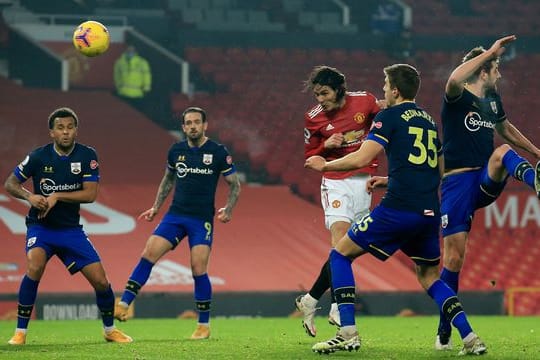 Edinson Cavani von Manchester United (M) erzielt das vierte Tor seiner Mannschaft.