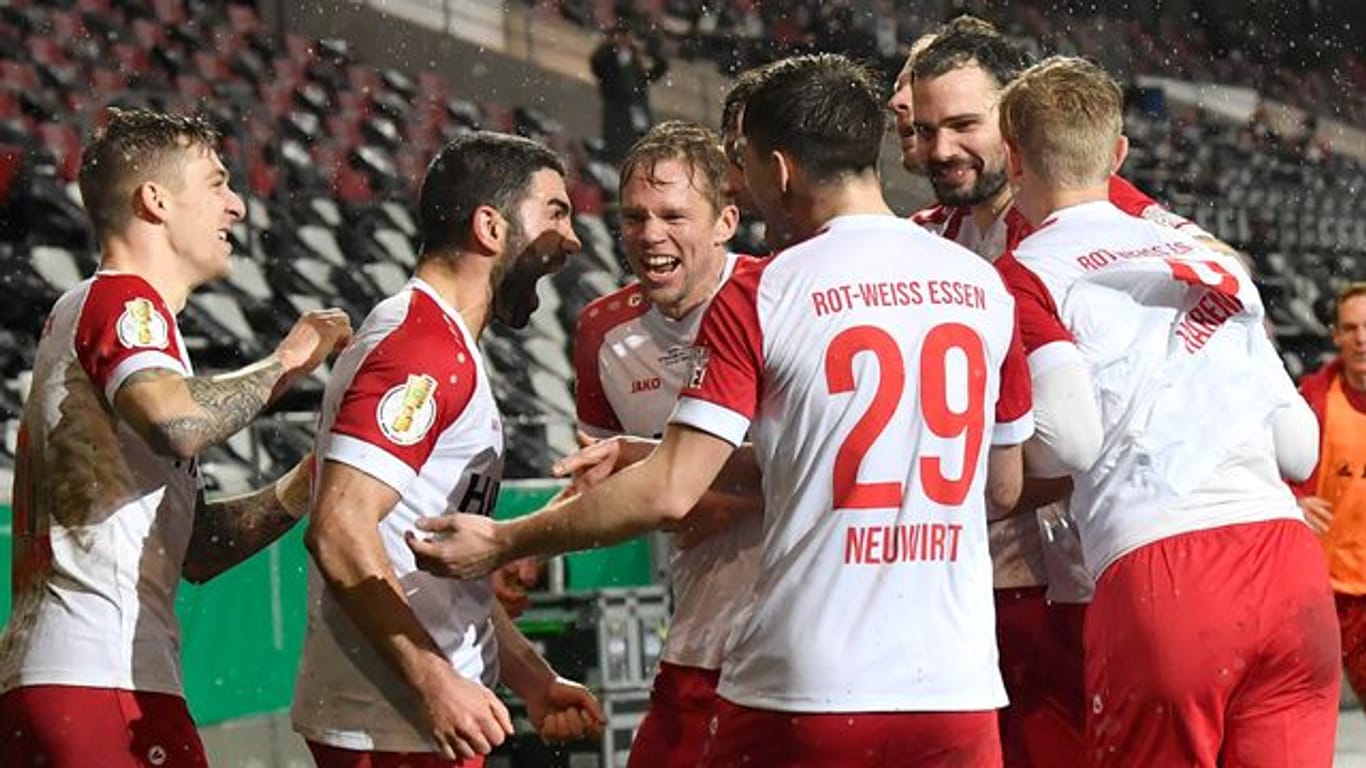 Die Spieler von Rot-Weiss Essen feiern Oguzhan Kefkir (2.