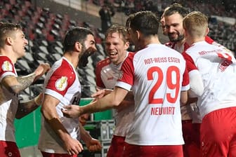 Die Spieler von Rot-Weiss Essen feiern Oguzhan Kefkir (2.