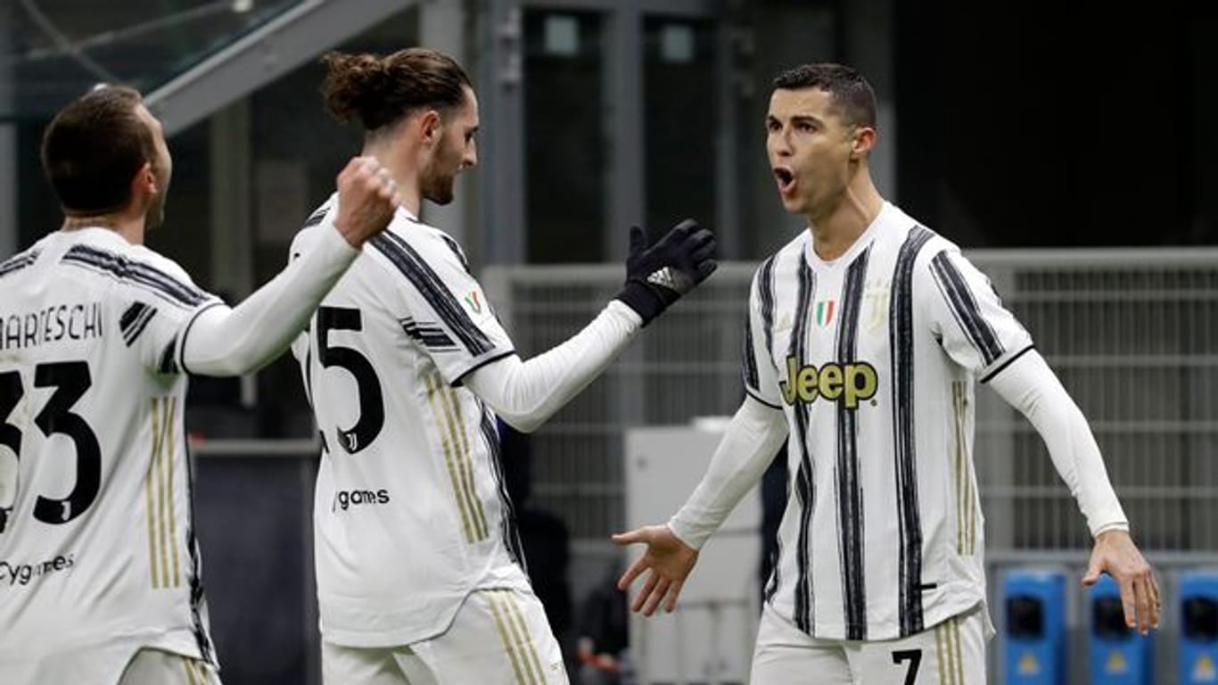 Cristiano Ronaldo (r) feiert mit seinen Mannschaftskameraden von Juventus das erste Tor bei Inter Mailand.