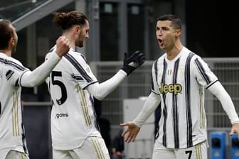 Cristiano Ronaldo (r) feiert mit seinen Mannschaftskameraden von Juventus das erste Tor bei Inter Mailand.
