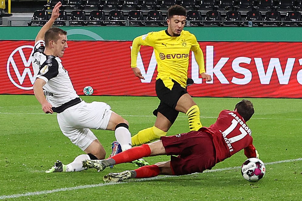 Das zwischenzeitliche 2:0: Dortmunds Sancho (M.) trifft gegen Paderborns Torwart Zingerle.