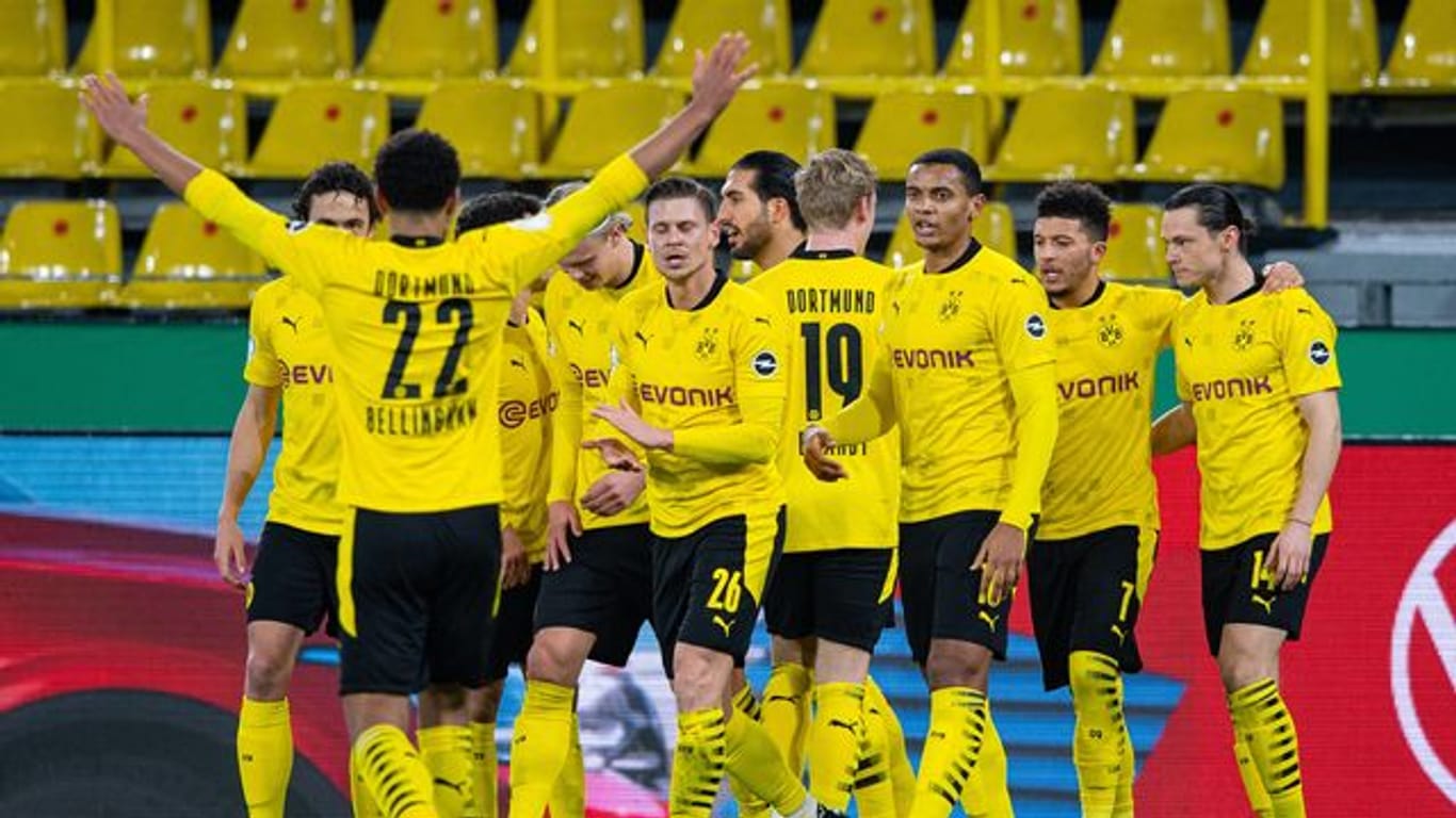 Dortmunds Spieler jubeln nach einem Tor gegen den SC Paderborn.