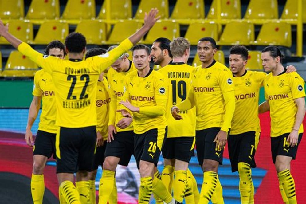 Dortmunds Spieler jubeln nach einem Tor gegen den SC Paderborn.
