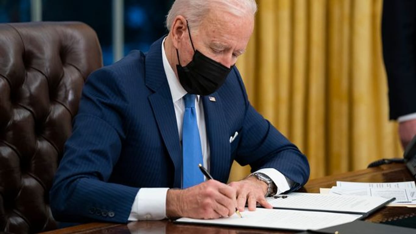 US-Präsident Joe Biden unterzeichnet eine Verfügung zur Einwanderung im Oval Office des Weißen Hauses.
