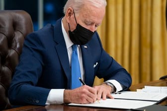US-Präsident Joe Biden unterzeichnet eine Verfügung zur Einwanderung im Oval Office des Weißen Hauses.