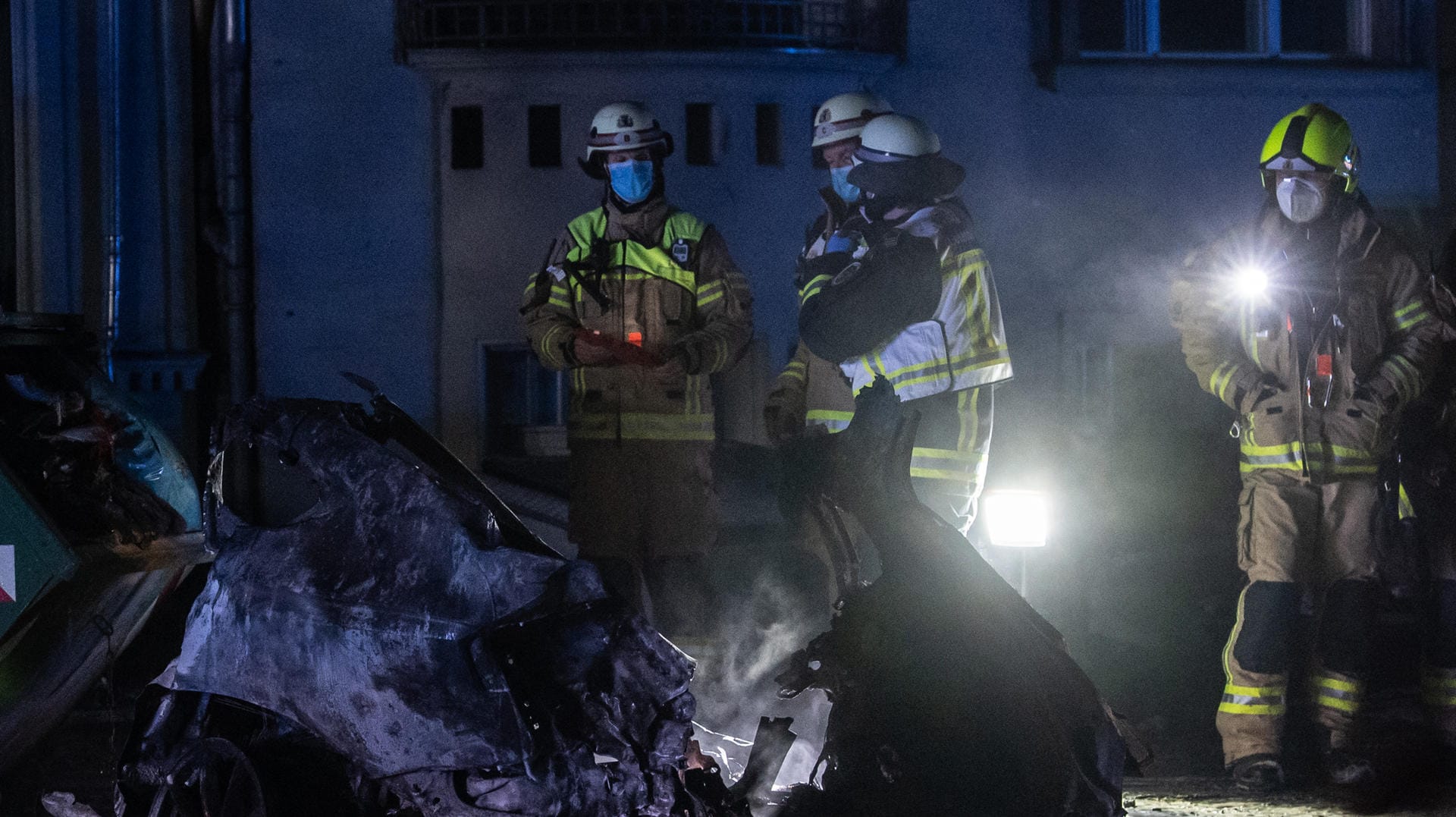 Einsatzkräfte der Feuerwehr stehen am Treptower Park neben einem Autowrack. Bei dem schweren Autounfall kamen drei Menschen ums Leben. Einsatzkräfte der Feuerwehr stehen am Treptower Park neben einem Autowrack. Bei dem schweren Autounfall kamen drei Menschen ums Leben.